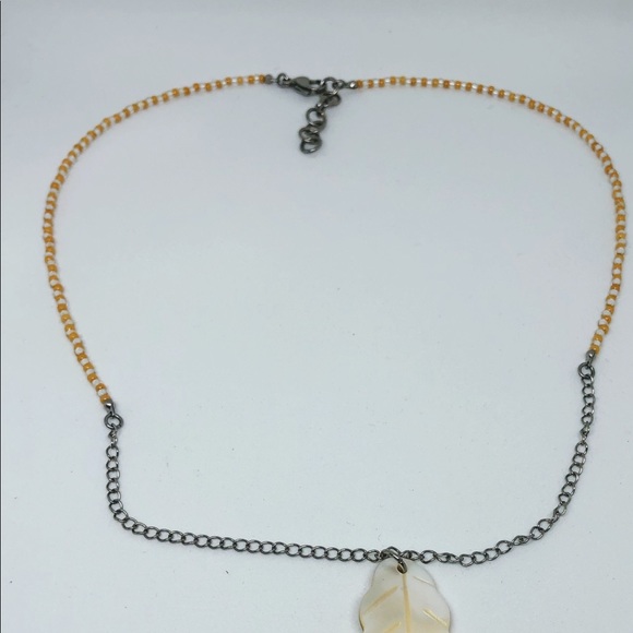 Handmade shell leaf necklace - Picture 4 of 4